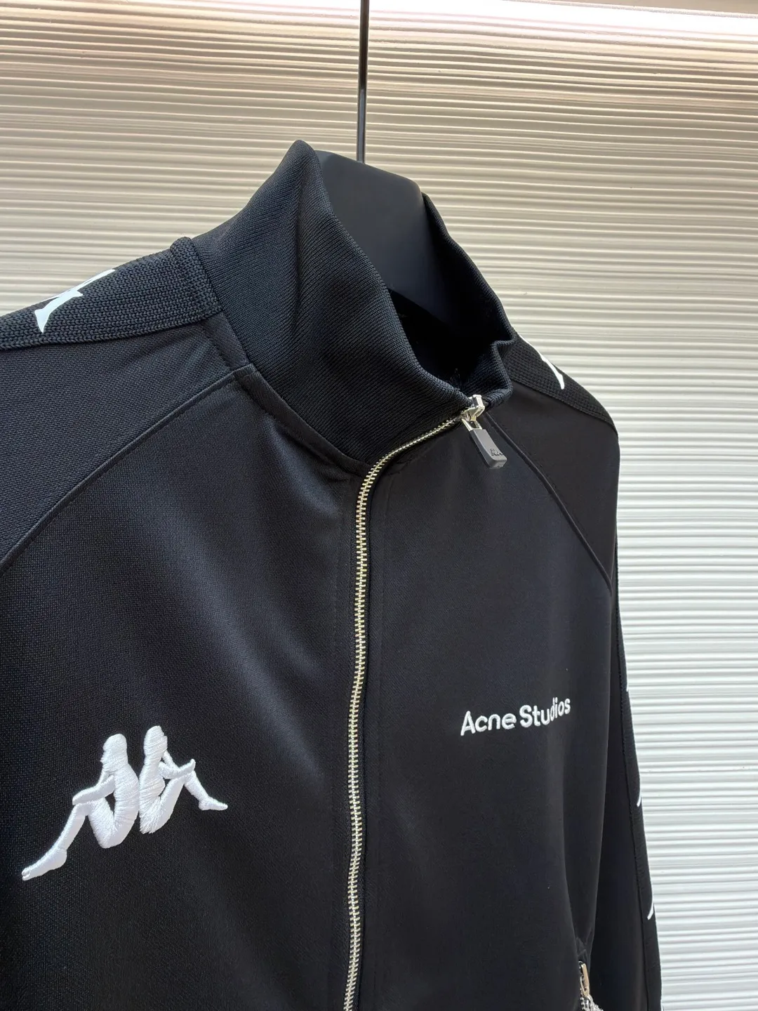 Acne Studios The iconic Acne Studios logo is exquisitely footnoted, and the classic Kappa logo is arranged in an orderly manner. The white Kappa logo is inlaid on the sleeves in an orderly manner like stars, forming a very rhythmic visual effect. The metal decoration is scattered and low-key, highlighting the noble lineage of the joint brand. A unique fashion feast, using imported machine embroidery technology. Use advanced computer control systems and sophisticated mechanical components to realize the Acne Studios X Kappa logo embroidery operation with high precision. Smooth lines and delicate jacquard technology. By weaving the Acne Studios and Kappa logo patterns on the surface of the fabric, we control the interweaving method of warp and weft lines. Precisely control the interweaving density and tension of the yarn to make it more three-dimensional. Manually electric-cut the webbing at the pattern position. After precise manual alignment, the webbing is cut using electro-cutting equipment to ensure precise docking of patterns. The fabrics have been washed. It has a better hand feel and texture. It is not easy to deform, not easy to shrink, not easy to fade, and maintains long-term beauty. The overall wiring is straight and delicate, the fabric is comfortable and soft, and the color is consistent without color difference. It can be matched with the same style to create a fashionable look and control various occasions. Customized accessories, complete with three standards, same style for men and women!